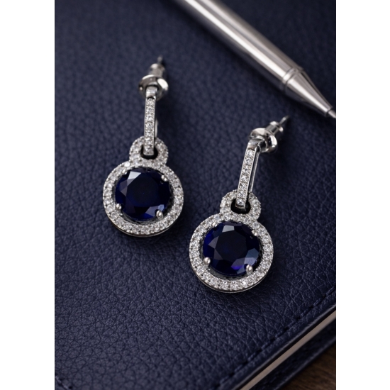 Małe, efektowne kolczyki z ciemnym kamieniem – subtelny blask.